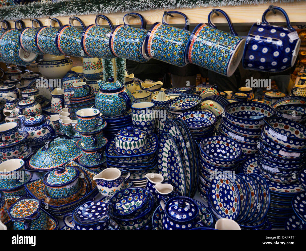 Eine Vielzahl Von Bunzlauer Keramik Linien Den Regalen Auf Den Weihnachtsmarkten In Krakau Polen Stockfotografie Alamy