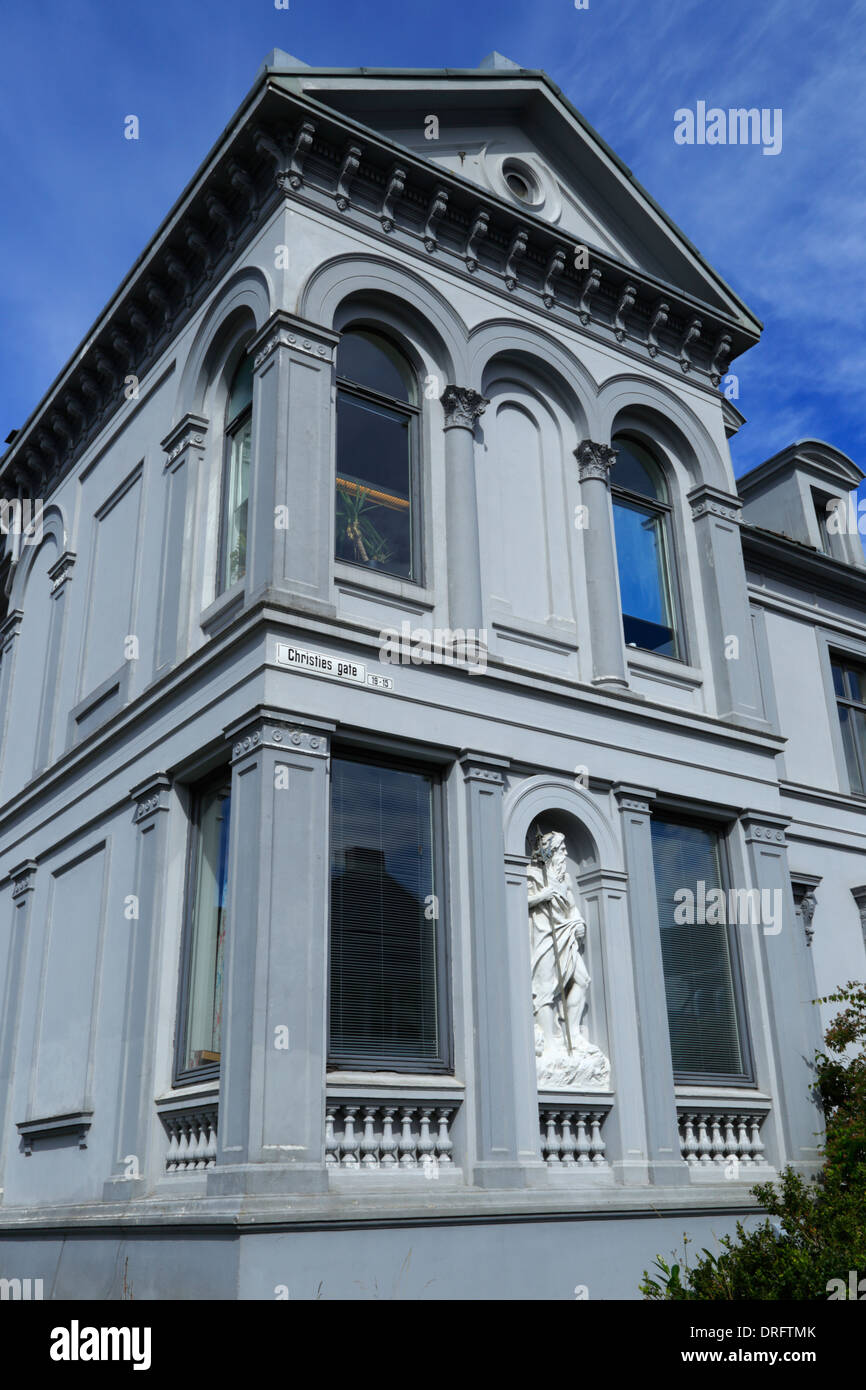 Das Äußere eines grau gestrichenen Haus Übersicht palladianischen Architektur, Rundbögen, und eine weiße Skulptur in Christies Gate in Bergen, Norwegen. Stockfoto