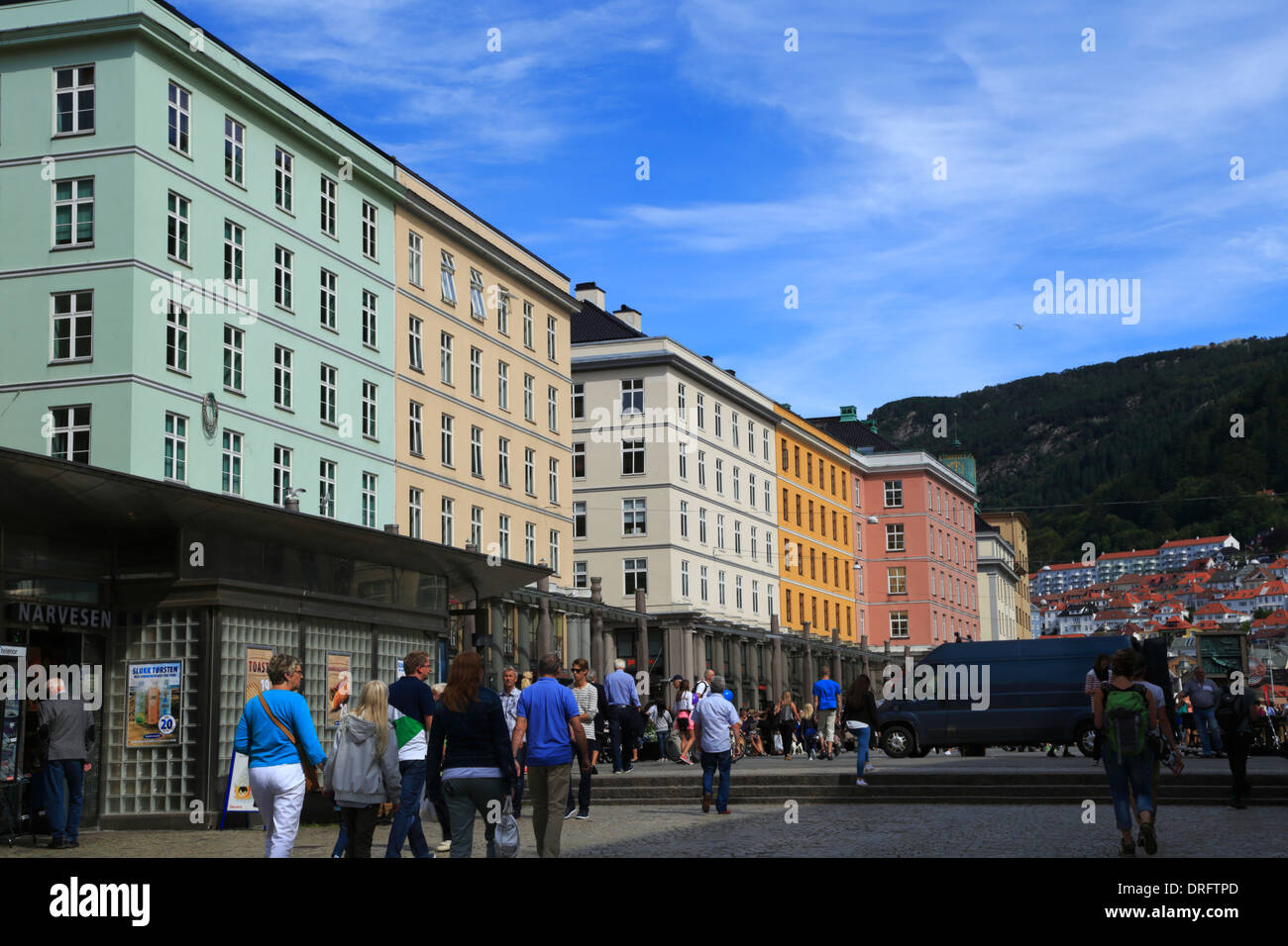 Menschen gehen vorbei an der Retail Stores in bunten Gebäude am Hauptplatz untergebracht, Torgallmenningen, in Bergen, Norwegen, im Sommer. Stockfoto