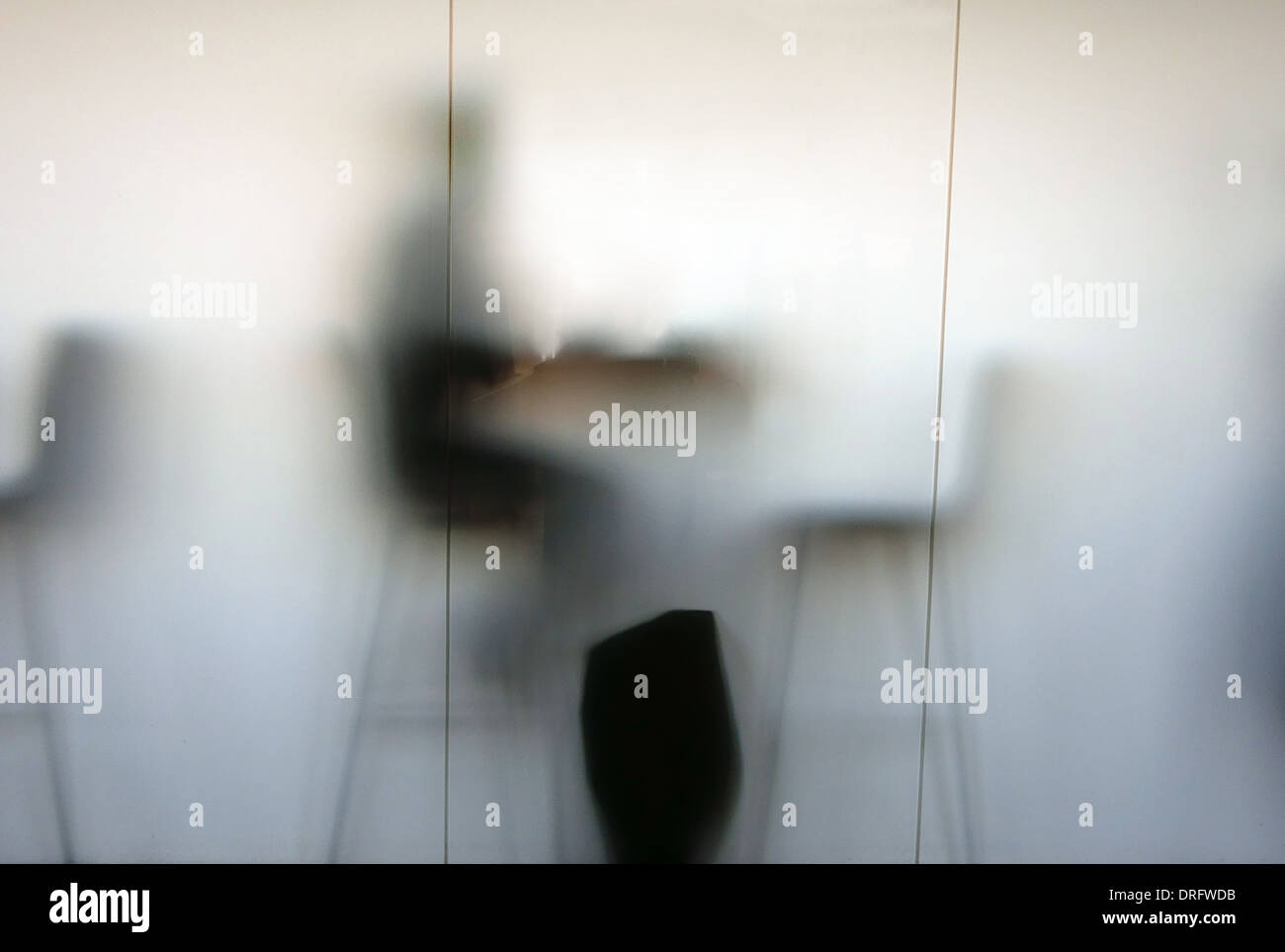 Person im Café Silhouette hinter Milchglas-Fenster, London Stockfoto