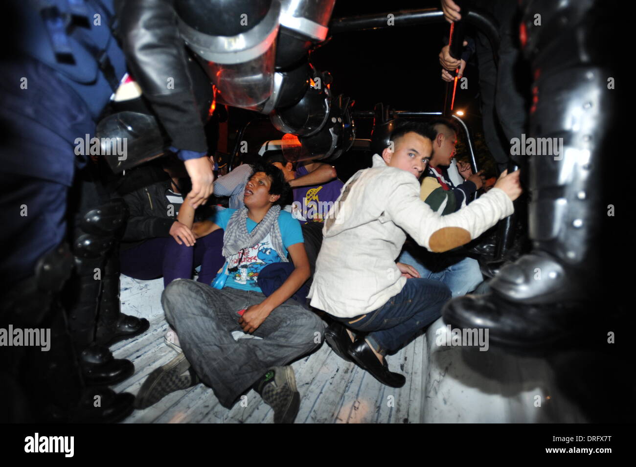 Mexiko-Stadt. 25. Januar 2014. Foto aufgenommen am 24. Januar 2014 zeigt inhaftierte Menschen nach der Beschädigung von Hidalgo U-Bahn-Station Einrichtungen in Mexiko-Stadt, Hauptstadt von Mexiko. Sieben Personen wurden inhaftiert, brechen die Fenster eines Zuges und die Drehkreuze der Hidalgo-u-Bahnstation in Mexiko-Stadt, laut Lokalpresse. © Str/Xinhua/Alamy Live-Nachrichten Stockfoto