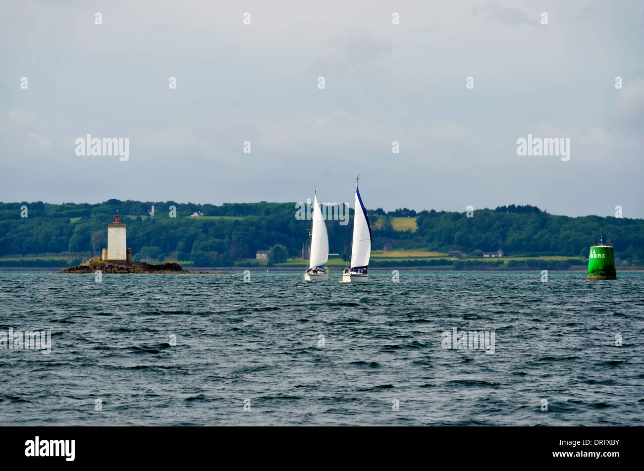 Morlaix Bay Kardinal Marken La Chambre Startbootes Ile Noire Port Licht zwei Yachten Segeln Rade De Morlaix navigation Stockfoto