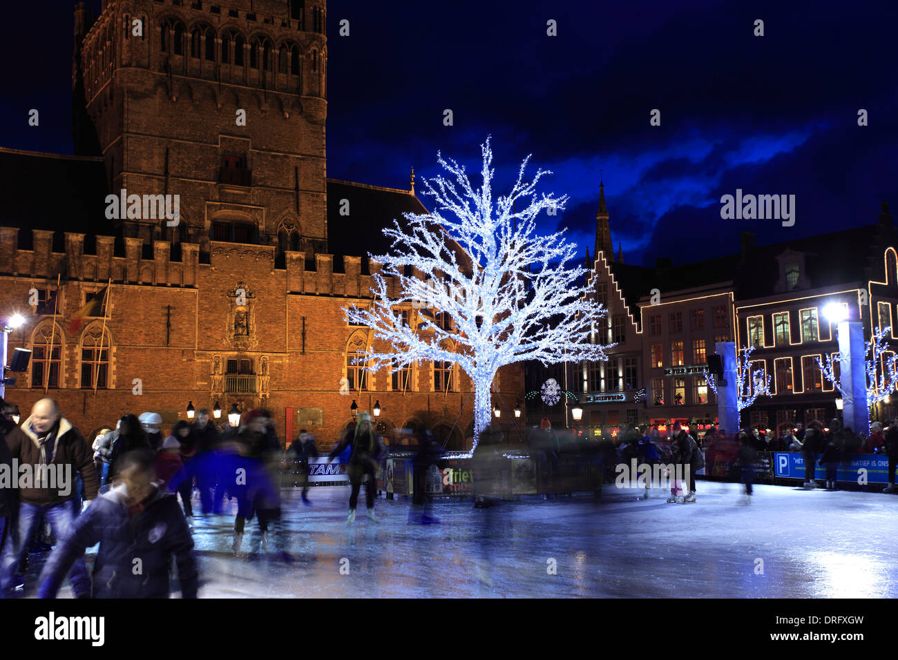 Eislaufen auf der Kunsteisbahn von Weihnachten, Brügge, West-Flandern, flämische Region von Belgien Pers. Stockfoto