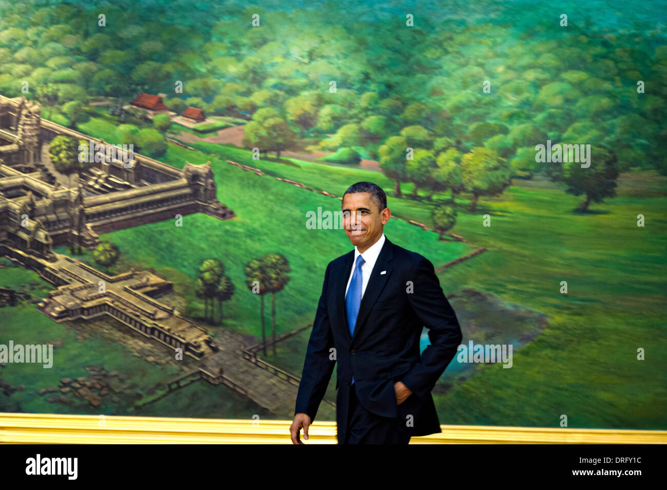 US-Präsident Barack Obama lächelt vor Gruß kambodschanische Premierminister Hun Sen im Friedenspalast 19. November 2012 in Phnom Penh, Kambodscha. Stockfoto