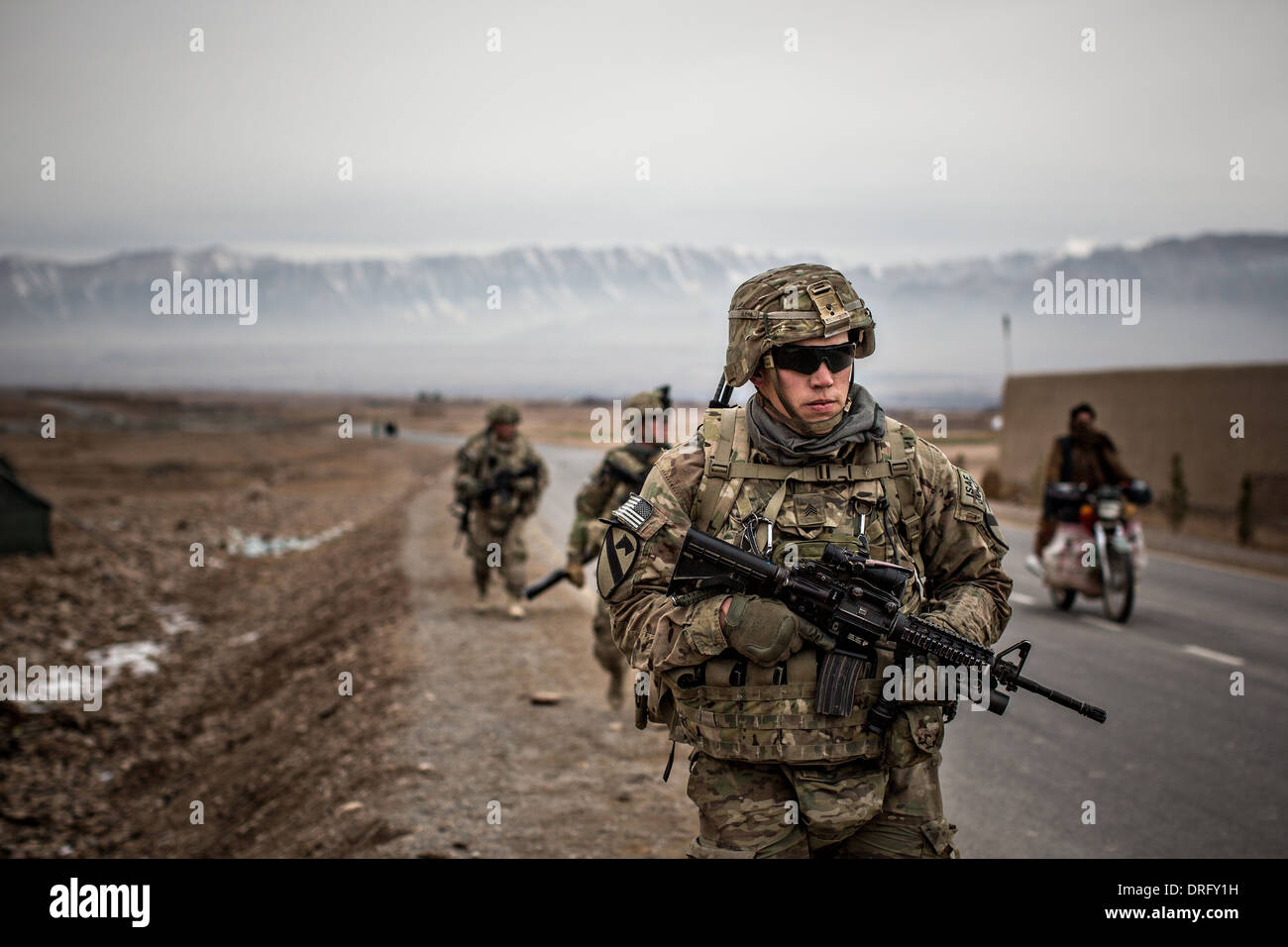 US-Armeesoldaten mit der 1. Kavallerie-Division führen eine Patrouille 12. Januar 2014 in Tirin Kot, Provinz Uruzgan, Afghanistan. Stockfoto