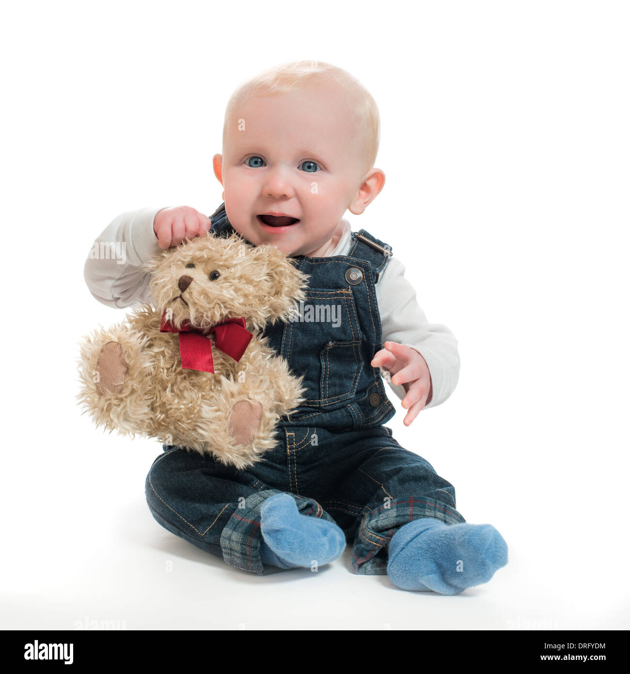 Baby Junge spielt mit Teddybär auf weißem Hintergrund Stockfoto