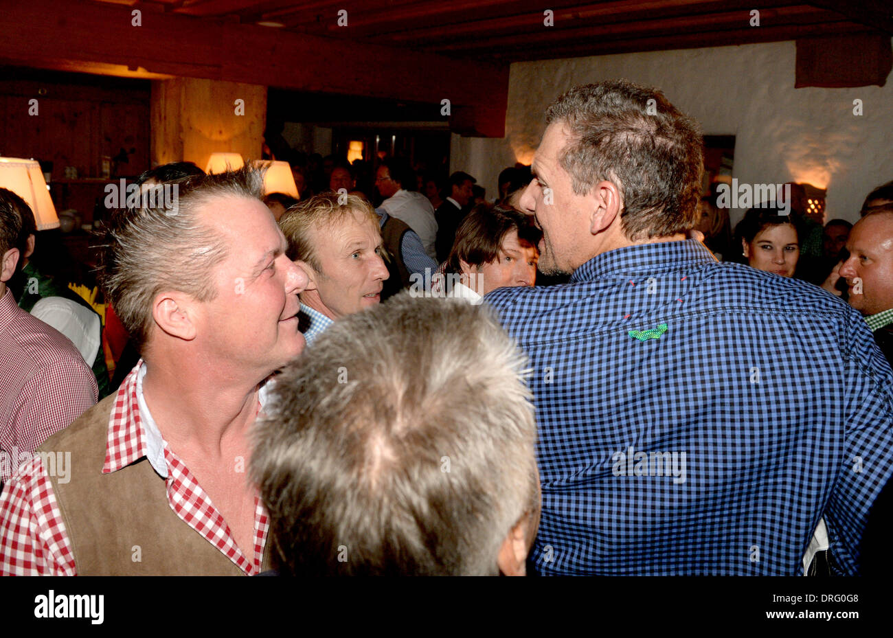 Kitzbühel, Österreich. 24. Januar 2014. Actor Ralf Moeller (R) und Marcus Prinz von Anhalt sind die bayerischen Kalb Wurst Party in der Stanglwirt-Bar in der Nähe von Kitzbühel, Österreich, 24. Januar 2014 abgebildet. Viele Prominente kamen für das jährliche österreichischen downhill Ski Rennen Hahnenkamm-Rennen in weltberühmten Skigebiet Lage. Foto: Felix Hoerhager/Dpa/Alamy Live News Stockfoto