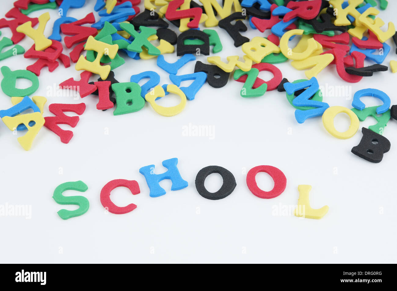 Schule mit bunten Moosgummi Buchstaben ausgeschrieben Stockfoto