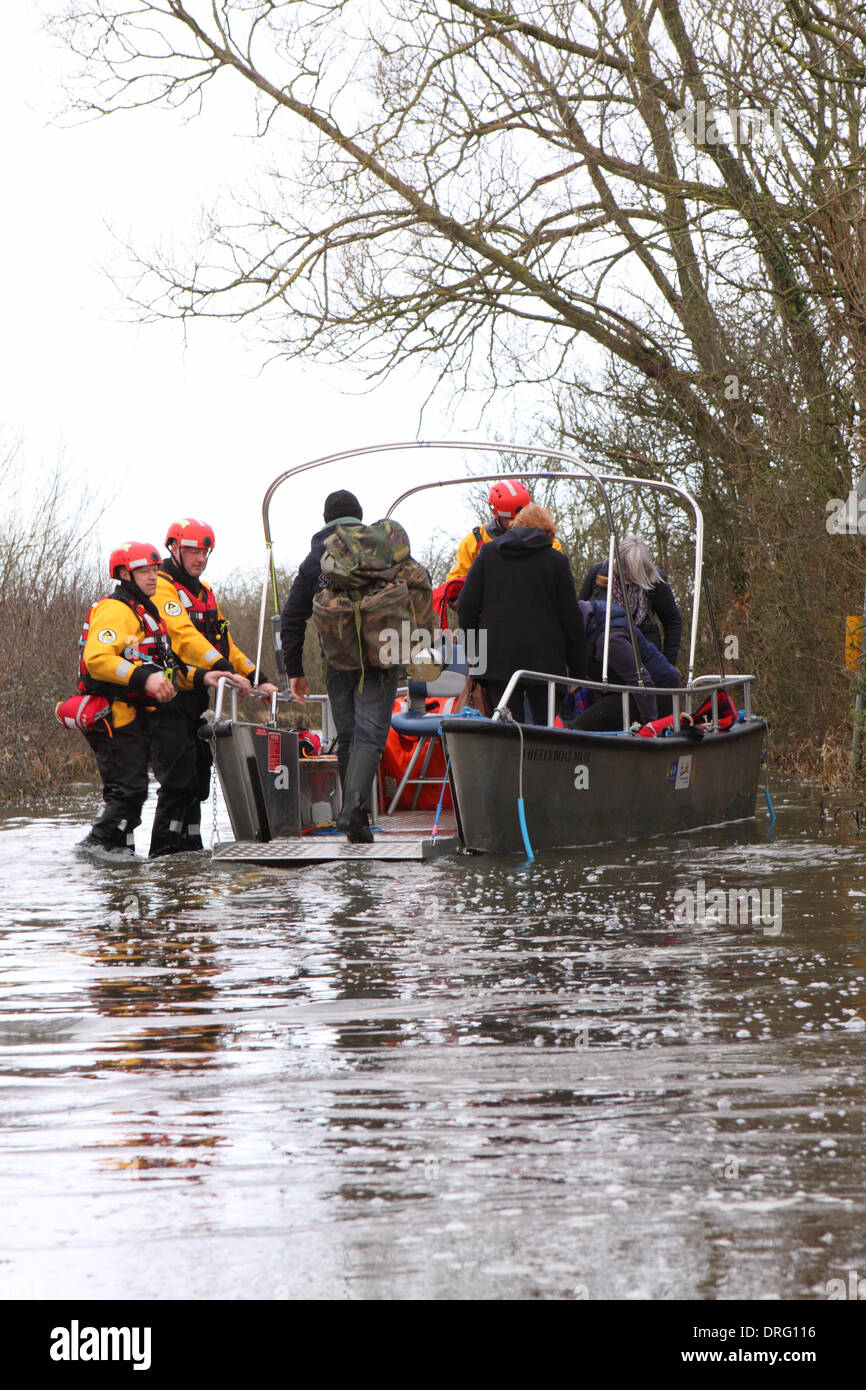 Muchelney, Somerset, UK. 25. Januar 2014.  Devon und Somerset Feuer und Rettung Service weiterhin eine humanitäre Fähre zwischen den isolierten Dorf Muchelney und Langport über die überfluteten Somerset Levels. Stockfoto