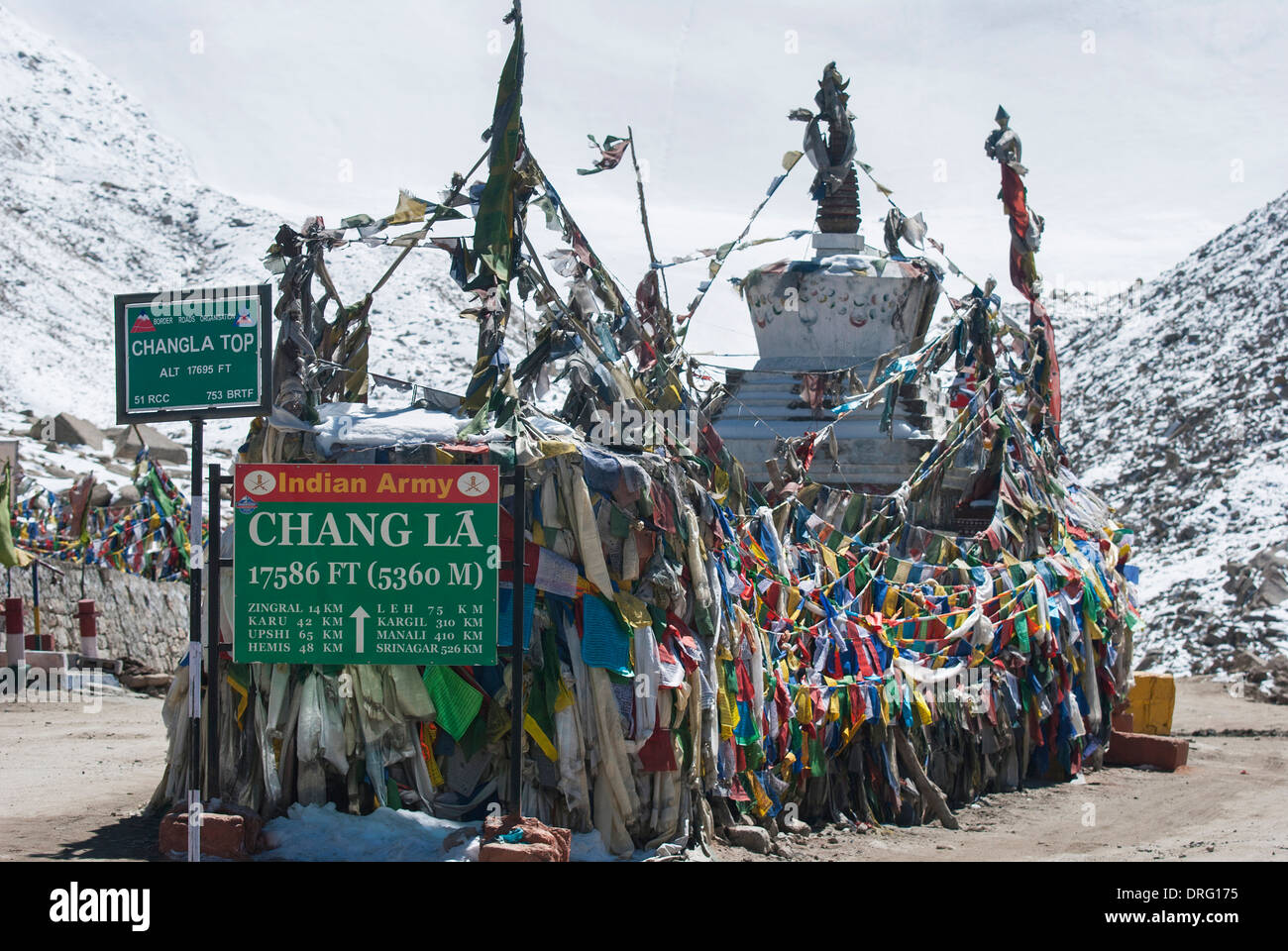 Die Chang La ist ein hoher Berg in Ladakh, Indien. Es wird behauptet, die zweite höchste befahrbare Straße der Welt. Stockfoto