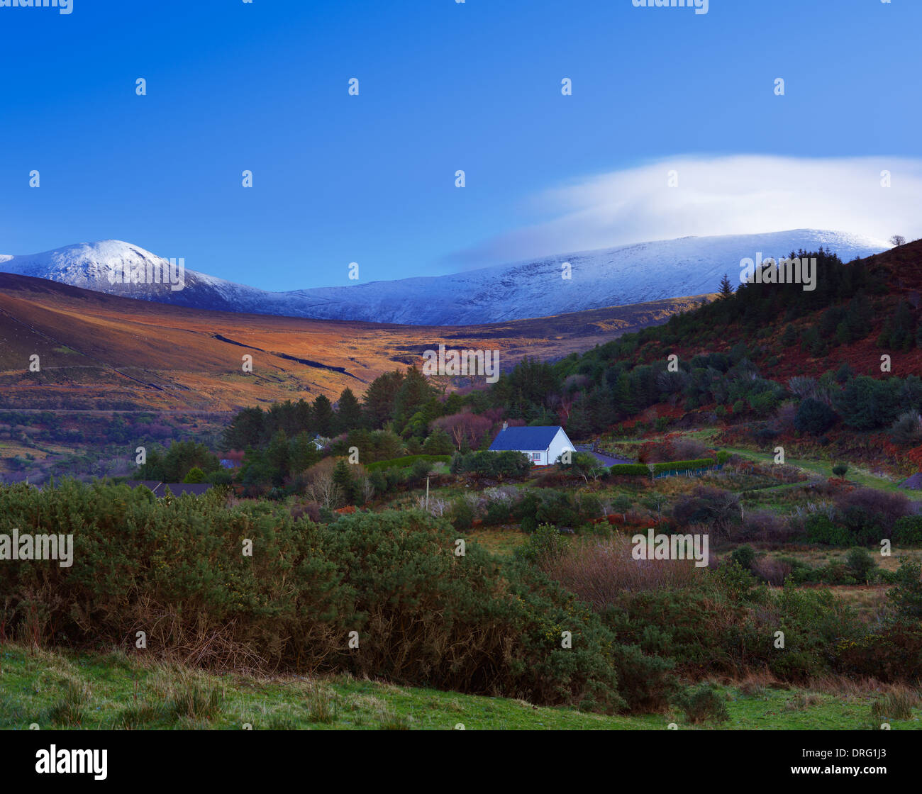 Einen malerischen Blick auf eine verschneite Kerry Mountains und umliegenden Gebieten in County Kerry, Irland. Stockfoto