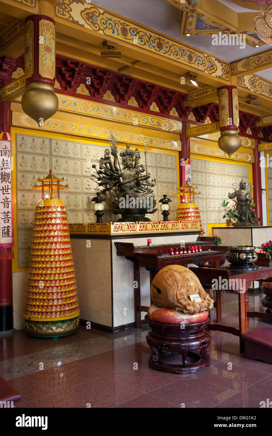 Im chinesischen Stil buddhistischer Tempel Fo Guang Shan mit Avalokitesvara Bodhisattva (Chinesisch: Kuan Yin) Statue in Amsterdam, Holland. Stockfoto