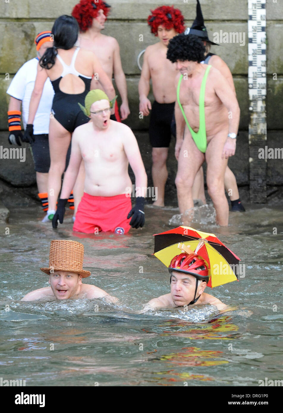 Neuburg, Deutschland. 25. Januar 2014. Bademeister schwimmen durch die Donau in Neuburg, Deutschland, 25. Januar 2014. Mehr als 2.000 Teilnehmer schwammen ca. vier Kilometer durch die Donau mit Temperaturen um Null Grad Celsius. Einige Schwimmer trugen Kostüme. Foto: Stefan Puchner/Dpa/Alamy Live News Stockfoto