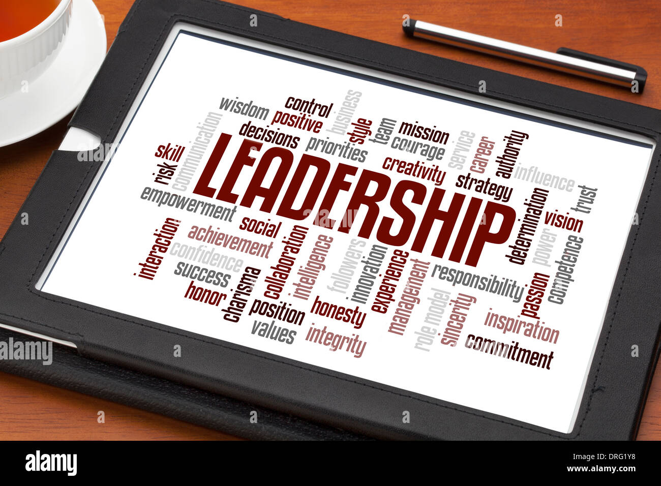 Führung-Wortwolke auf digitale Tablett mit einer Tasse Tee Stockfoto
