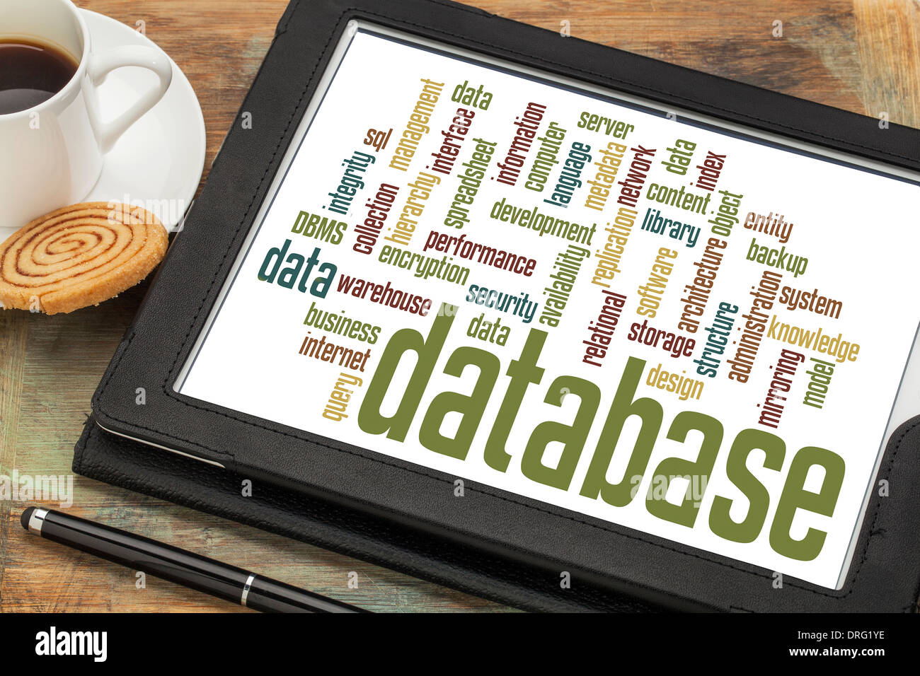 Datenbank-Wortwolke auf digitale Tablett mit einer Tasse Kaffee Stockfoto