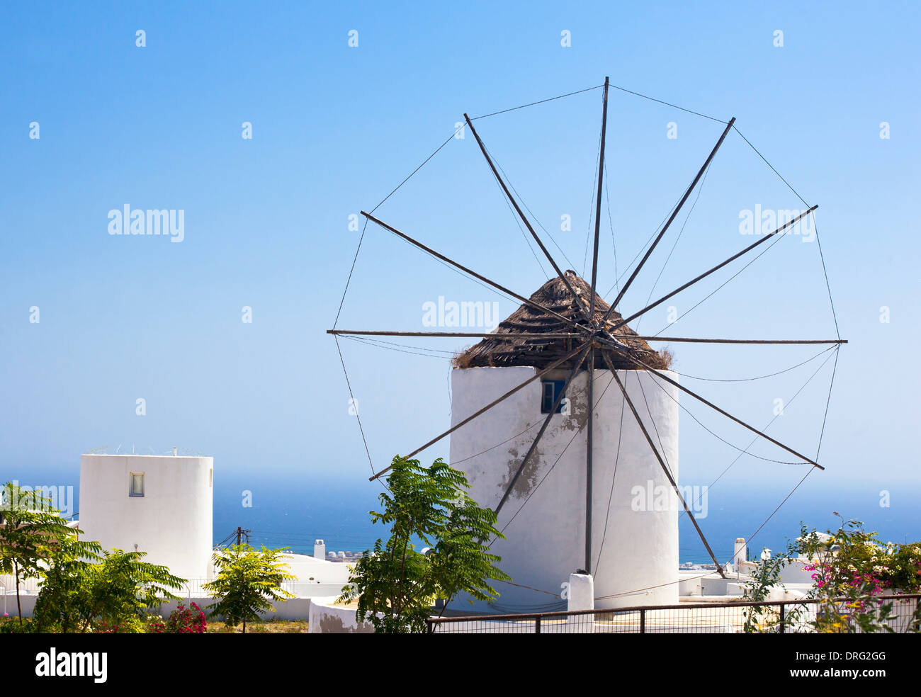 Traditionelle Santorini Windmühle vor blauem Himmel Stockfoto