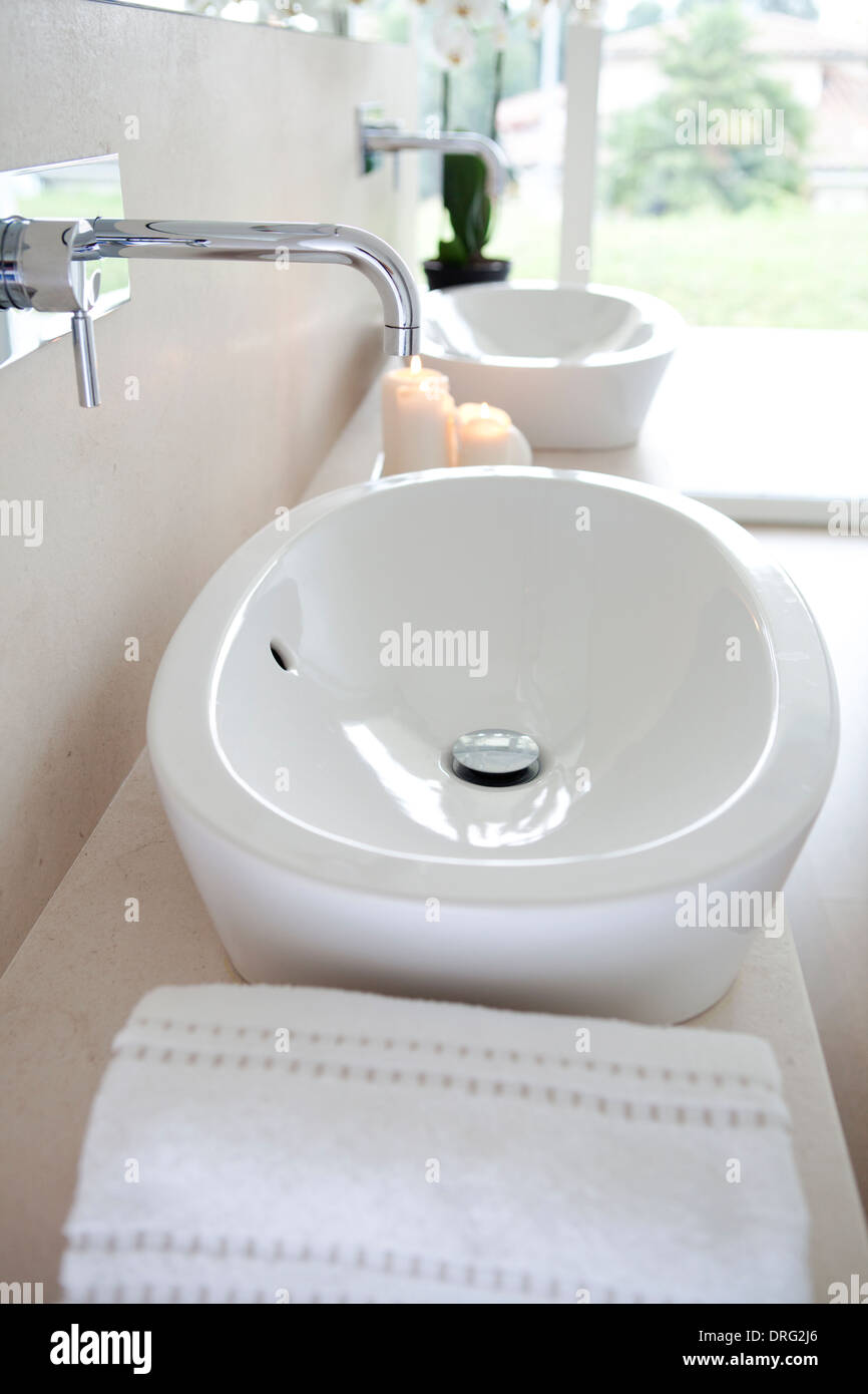Doppel-Waschbecken im modernen Badezimmer Stockfoto