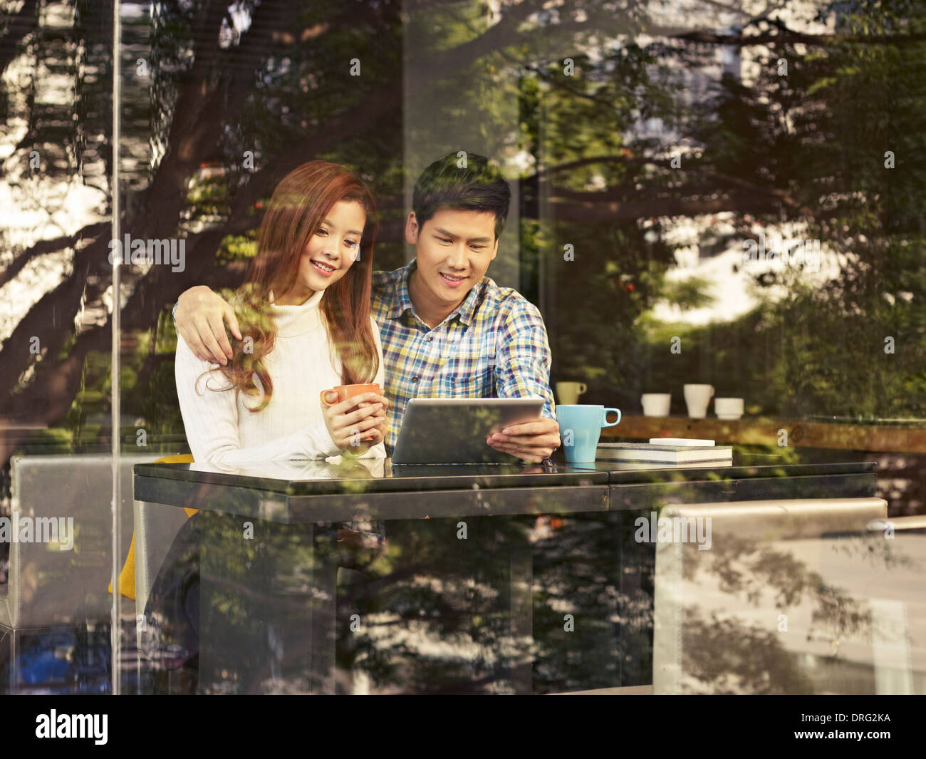 junge Liebende in Coffee-shop Stockfoto
