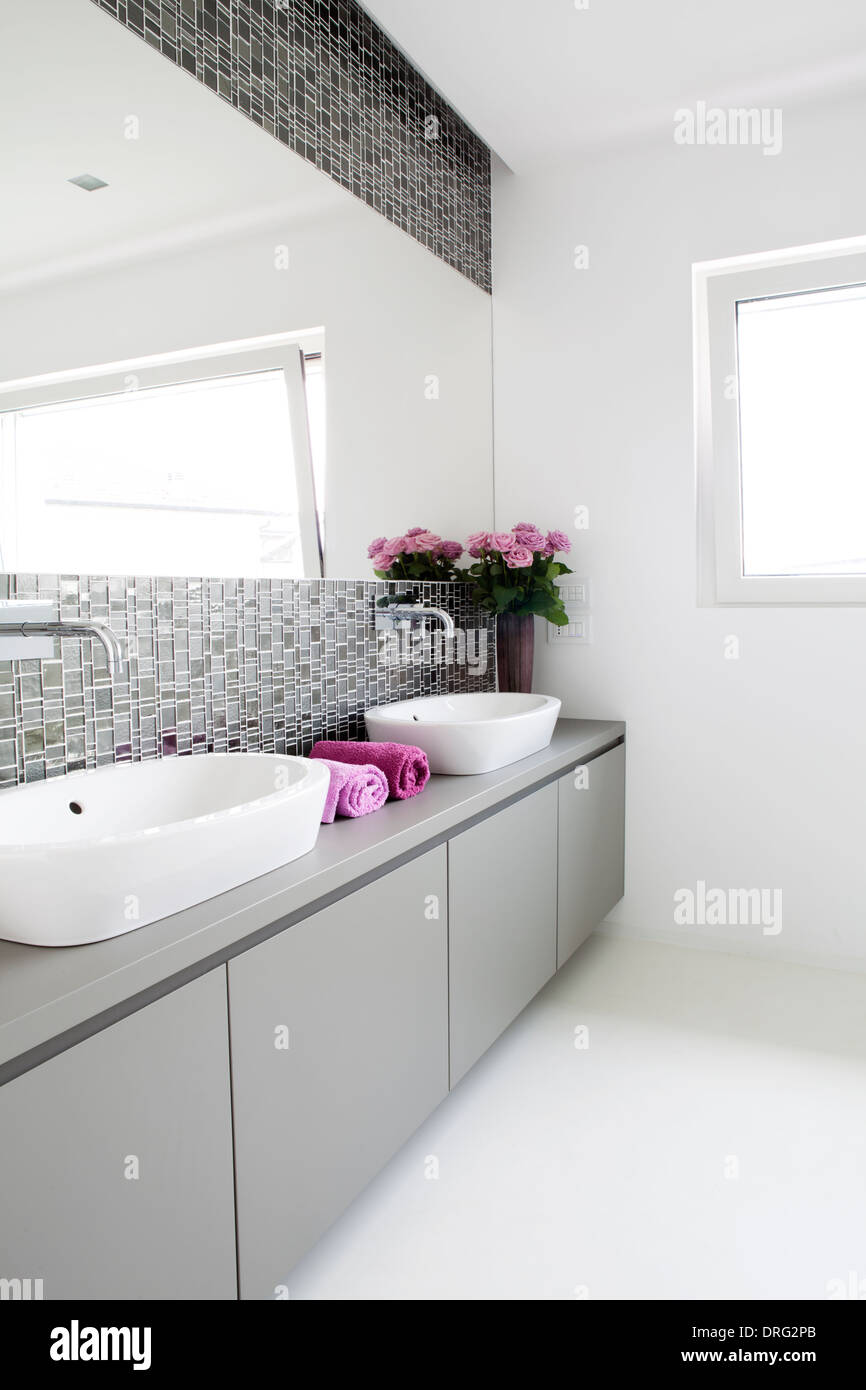 Modernes Bad mit zwei Waschbecken Stockfoto