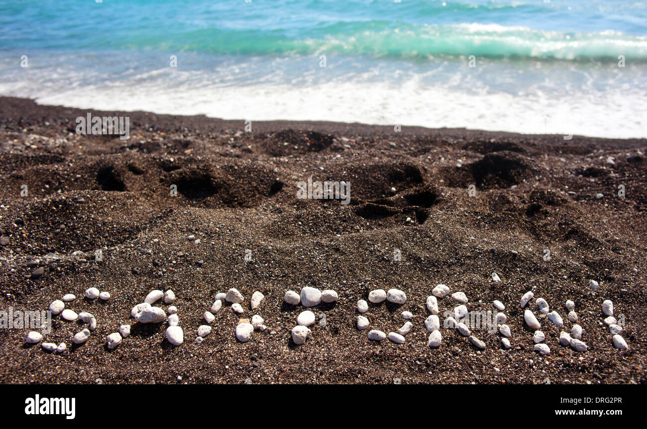 Text-Santorini gemacht mit Bims-Steinen auf der vulkanischen Strand von Kamari Stockfoto