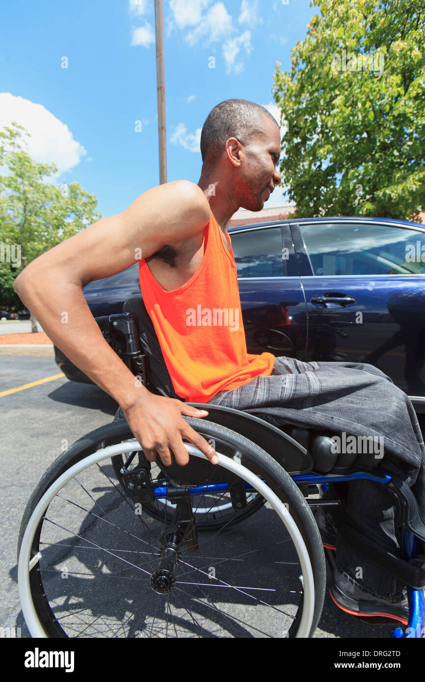 Mann mit spinale Meningitis im Rollstuhl in ein Auto Stockfoto