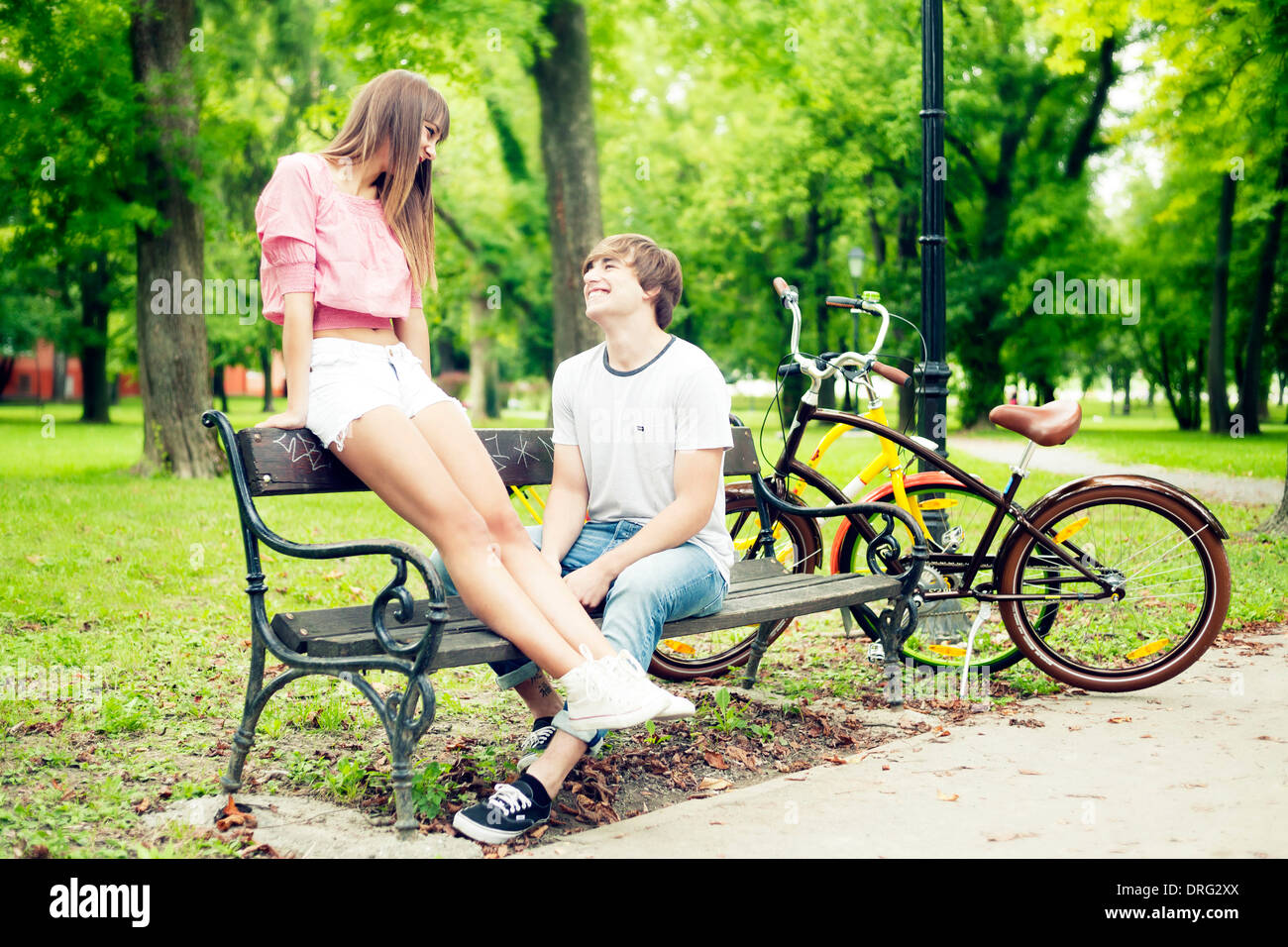 Junges Paar in einem Park, sitzen auf Bank, Osijek, Kroatien Stockfoto