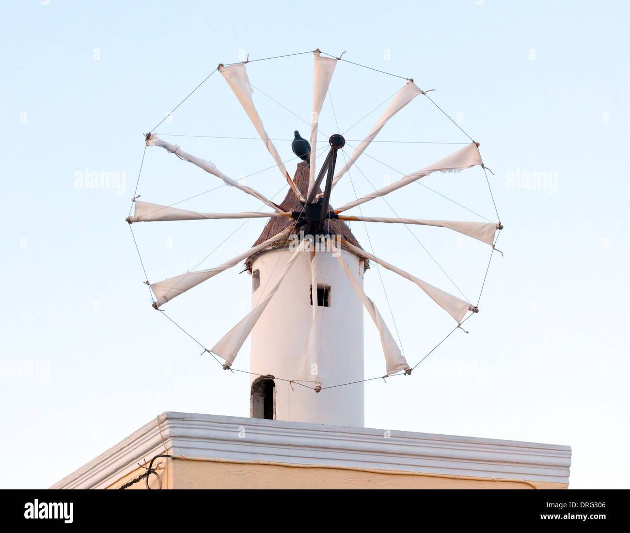 Traditionelle Santorini Windmühle vor blauem Himmel Stockfoto