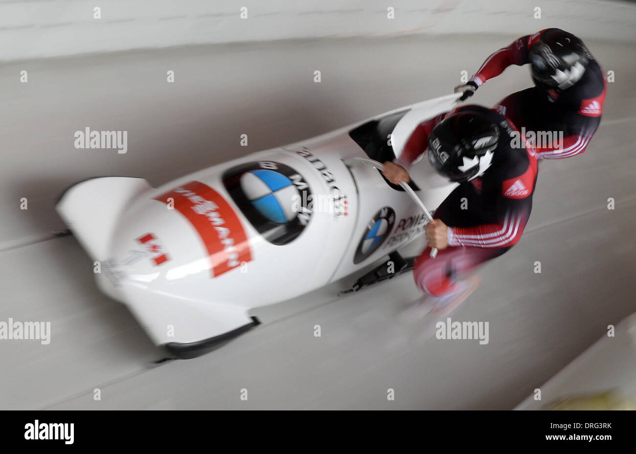 Königssee, Deutschland-25. Januar 2014. Kanadas Bob Racer Lyndon Rush und Lascelles Brown beginnen ihren Lauf während der Bob-Weltmeisterschaft in Königssee, Deutschland 25. Januar 2014. Foto: TOBIAS HASE/Dpa/Alamy Live News Stockfoto