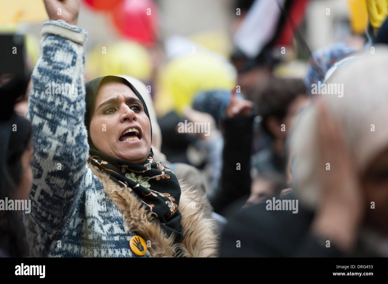 London, UK. 25. Januar 2014. Um das Jahr 1500 pro-demokratische Demonstranten marschierten durch London schließlich Raffung an der ägyptischen Botschaft zum protest gegen das gegenwärtige Regime in Ägypten & zum 3. Jahrestag des Aufstandes, endend mit dem Sturz von Präsident Mubarak Credit 2011: Lee Thomas/Alamy Live News Stockfoto