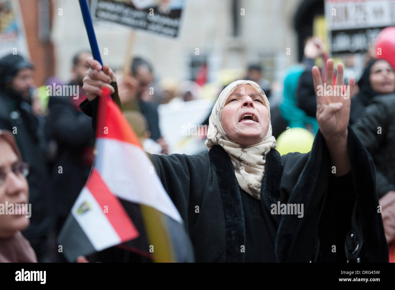 London, UK. 25. Januar 2014. Um das Jahr 1500 pro-demokratische Demonstranten marschierten durch London schließlich Raffung an der ägyptischen Botschaft zum protest gegen das gegenwärtige Regime in Ägypten & zum 3. Jahrestag des Aufstandes, endend mit dem Sturz von Präsident Mubarak Credit 2011: Lee Thomas/Alamy Live News Stockfoto