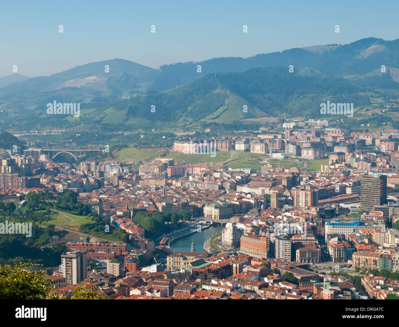 Ein Blick auf Bilbao, Spanien, an einem Sommer, etwas trüben Tag gesehen vom Mount Artxanda (Artxanda Hügel). Stockfoto