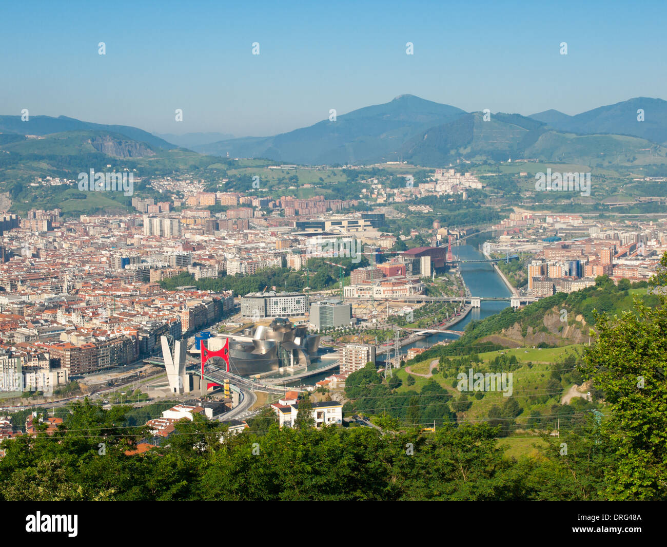 Ein Blick auf Bilbao, Spanien, an einem Sommer, etwas trüben Tag gesehen vom Mount Artxanda (Artxanda Hügel). Stockfoto