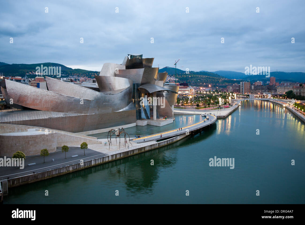Ein Blick auf das Guggenheim Museum Bilbao und Fluss Nervion in Bilbao, Spanien. Stockfoto