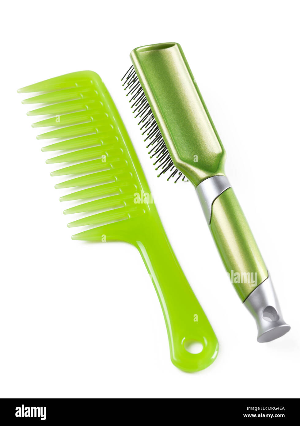 Grüne Kunststoff-Kamm und Bürste auf weißem Hintergrund Stockfoto