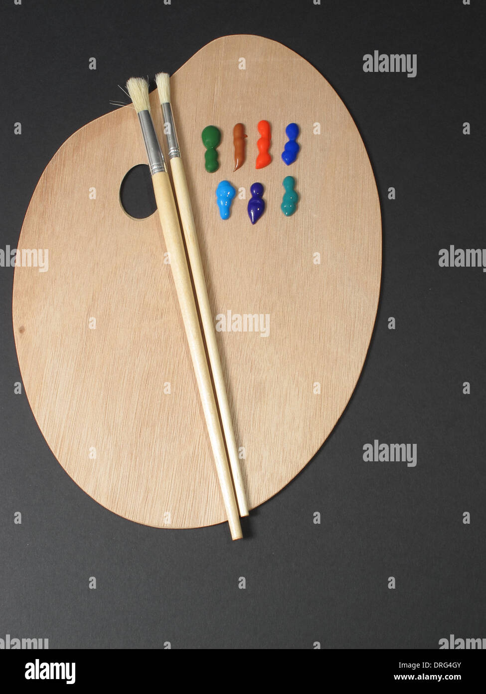Ein Bild von zwei Bürsten und malt auf einer Künstler-palette Stockfoto