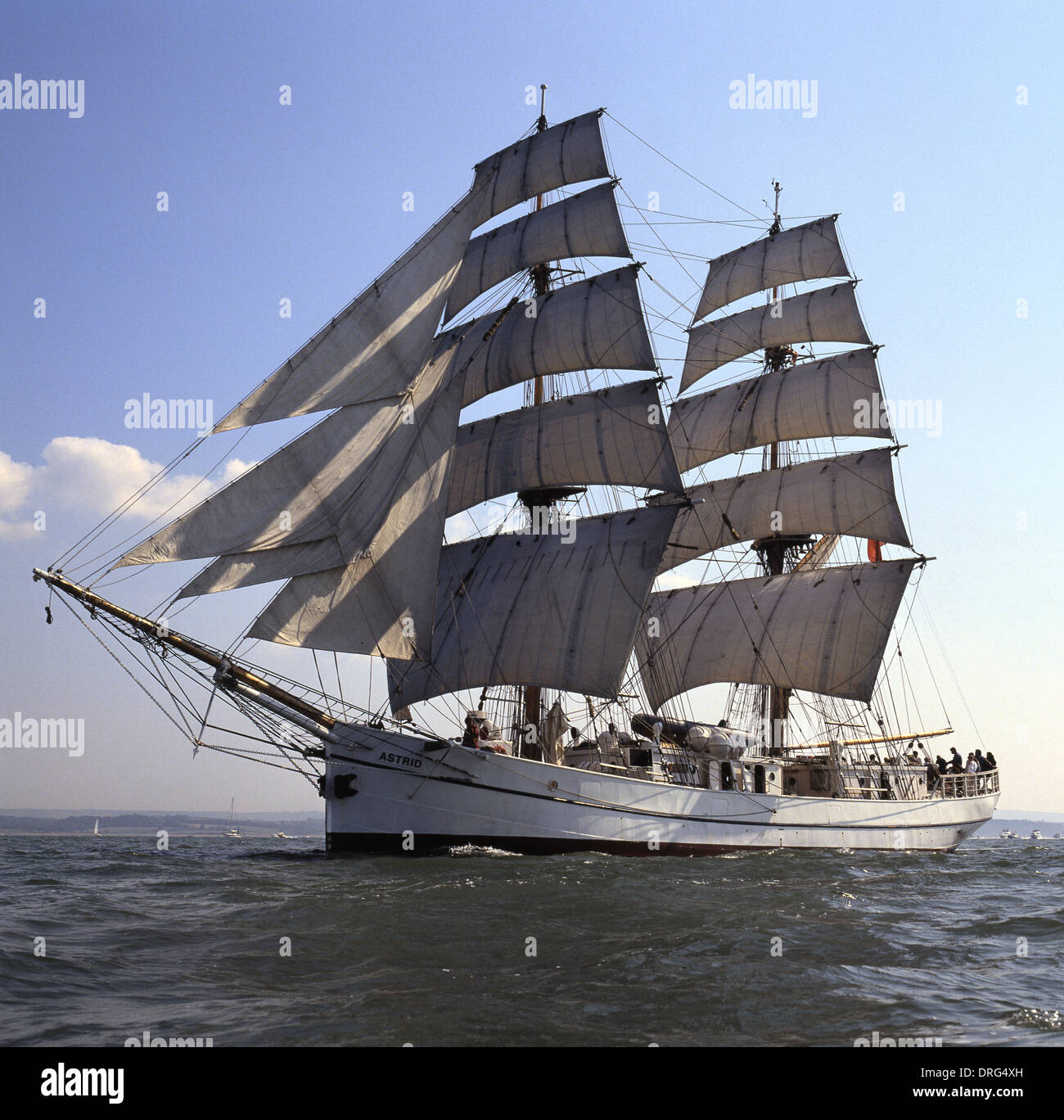 AJAXNETPHOTO. SOLENT, ENGLAND. ASTRID-GROSSSCHIFF - DAS GROSSSCHIFF ASTRID WURDE AM MITTWOCH, DEN 24. JULI 2013, NACH DEM ERDEN AUF FELSEN AUF DER SOUVERÄNEN ISLA ZERSTÖRT Stockfoto