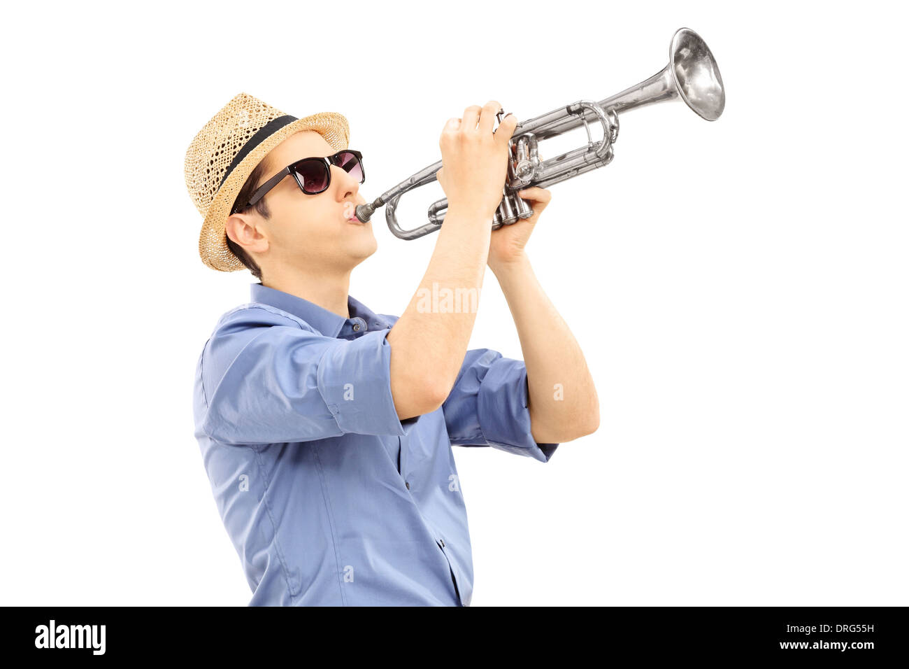 Junge männliche Musiker spielen Trompete Stockfoto