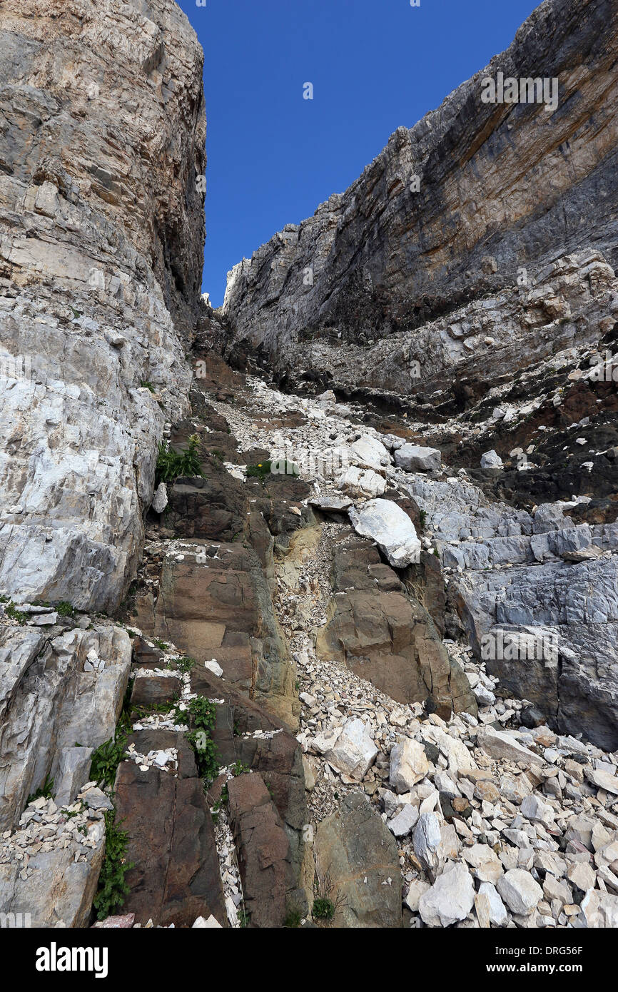 Den Latemar mountian Massiv. Gesteinsschichten, geologische Aspekte. Die Dolomiten des Trentino. Italienische Alpen. Stockfoto