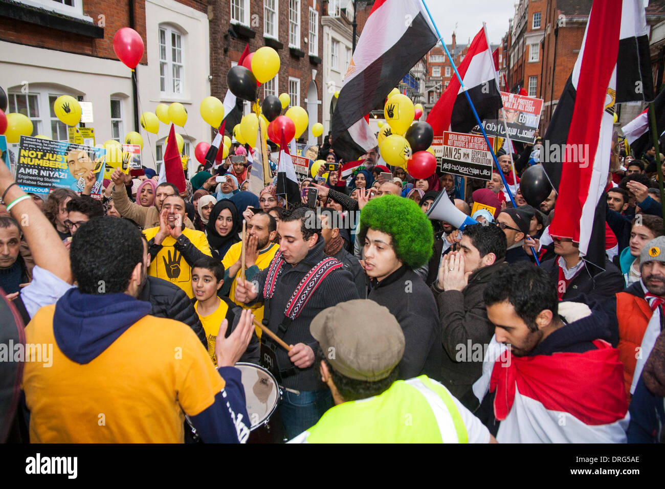 London, UK. 25. Januar 2014. Dicht gepackte britische Ägypter für Demokratie Demonstranten bei der ägyptischen Botschaft als Ägypter in London markieren drei Jahre seit der Revolution, die das Mubarak-Regime gestürzt. Bildnachweis: Paul Davey/Alamy Live-Nachrichten Stockfoto