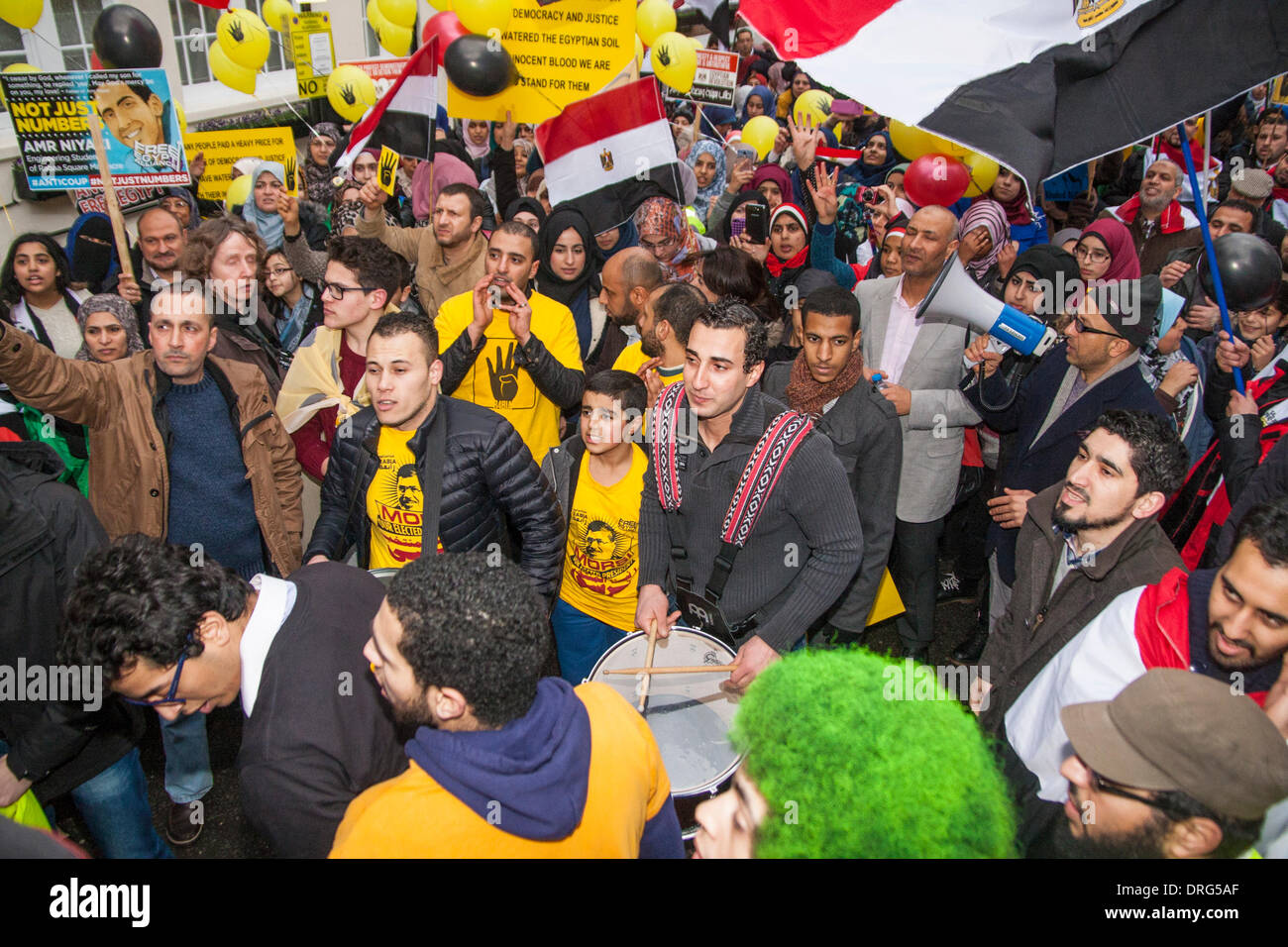 London, UK. 25. Januar 2014. Dicht gepackte britische Ägypter für Demokratie Demonstranten bei der ägyptischen Botschaft als Ägypter in London markieren drei Jahre seit der Revolution, die das Mubarak-Regime gestürzt. Bildnachweis: Paul Davey/Alamy Live-Nachrichten Stockfoto