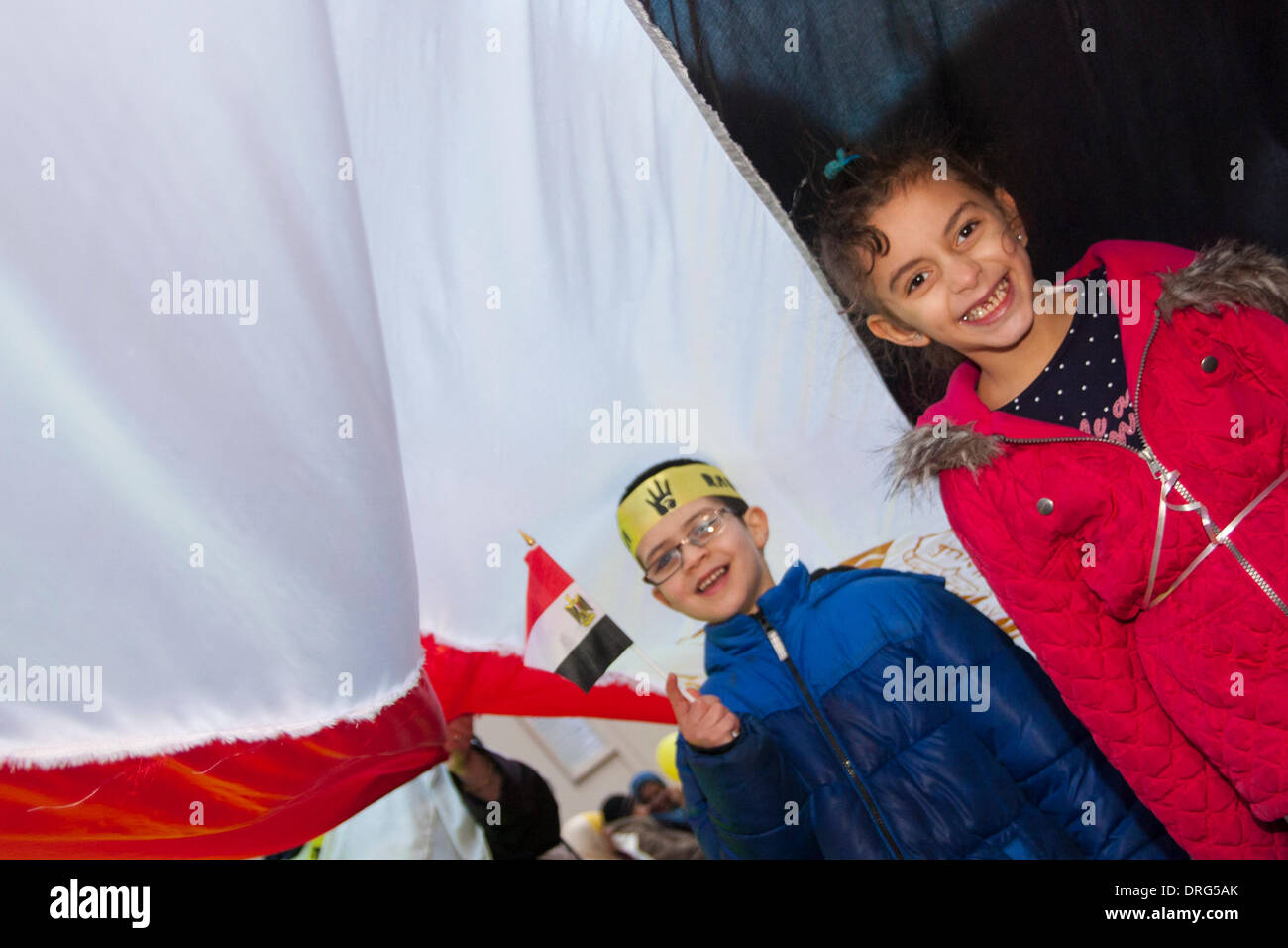 London, UK. 25. Januar 2014. Kinder spielen unter einer riesigen Flagge als Ägypter in London drei Jahre seit der Revolution markieren, die das Mubarak-Regime gestürzt. Bildnachweis: Paul Davey/Alamy Live-Nachrichten Stockfoto