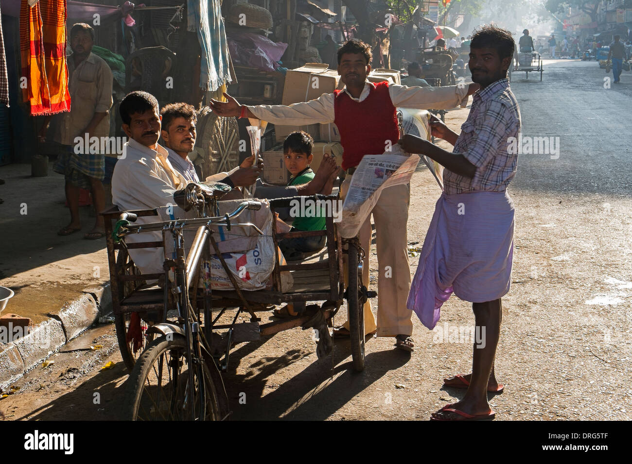 Indien, Westbengalen, Kolkata, Männer und jungen ruht auf einem Fahrrad Stockfoto