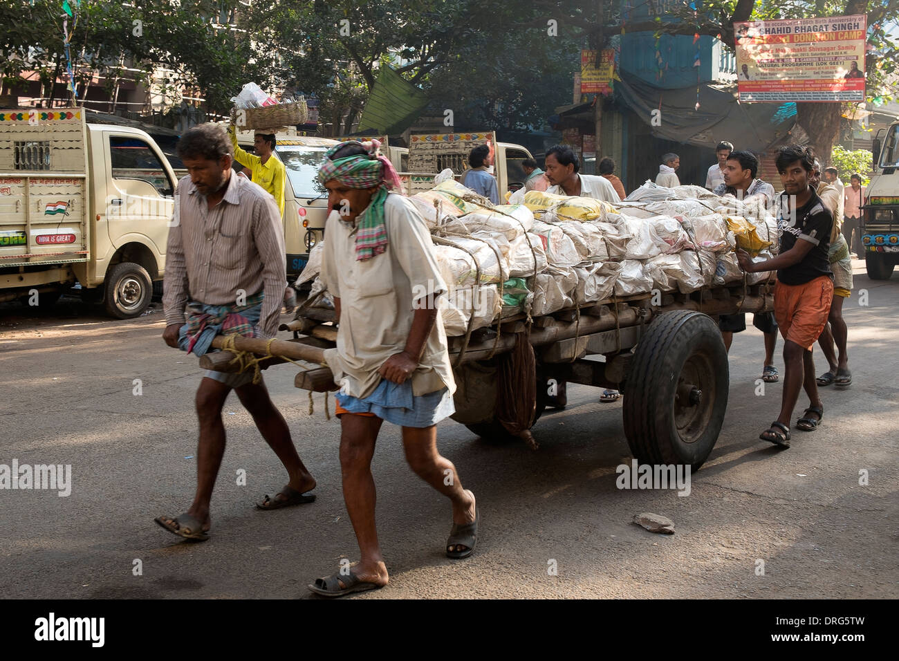 Indien, Westbengalen, Kolkata, am frühen Morgen Aktivität auf einer Straße Stockfoto