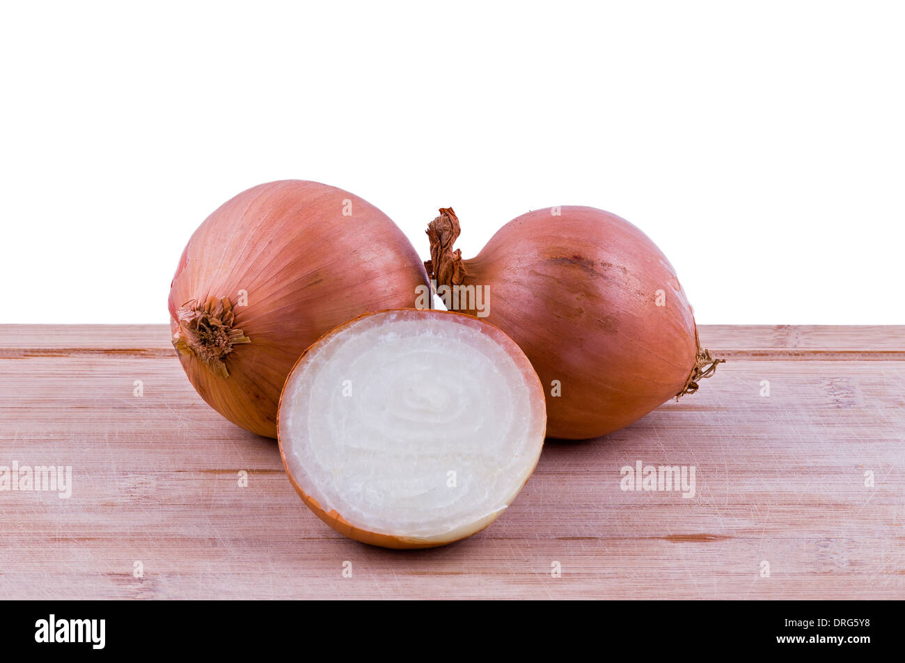 zwei volle und eine halbe Zwiebel Zwiebeln und Alter hacken Boarrd auf weißem Hintergrund. Vorderansicht Stockfoto