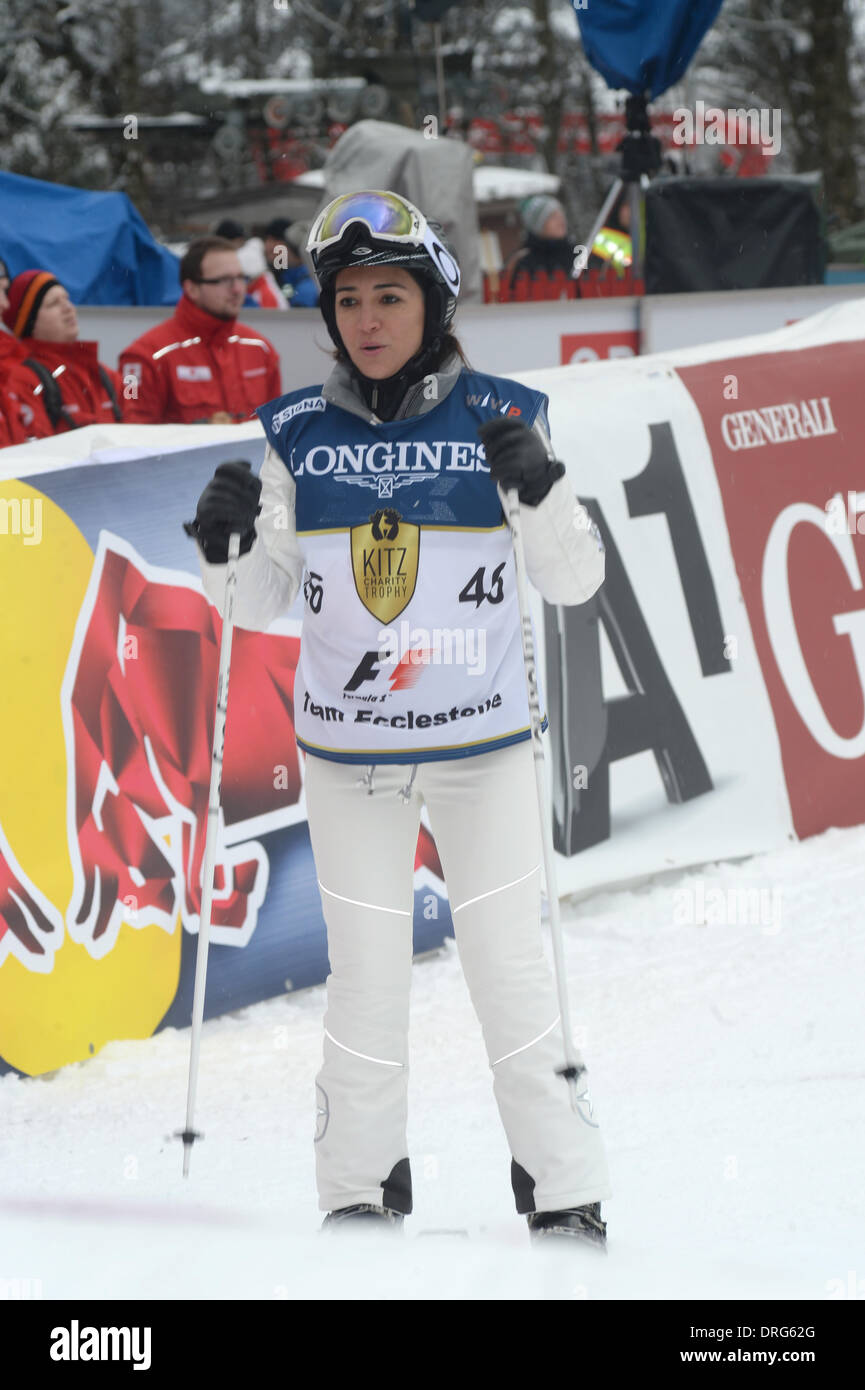 Kitzbühel, Österreich. 25. Januar 2014. Tochter von Formel-1-Präsident Bernie Ecclestone, Tamara Ecclestone, überquert die Ziellinie während der jährlichen Kitz erwerfen Trophy nach der österreichischen downhill ski Rennen Hahnenkammrennen in Kitzbühel, Österreich, 25. Januar 2014. Foto: Felix Hoerhager/Dpa/Alamy Live News Stockfoto