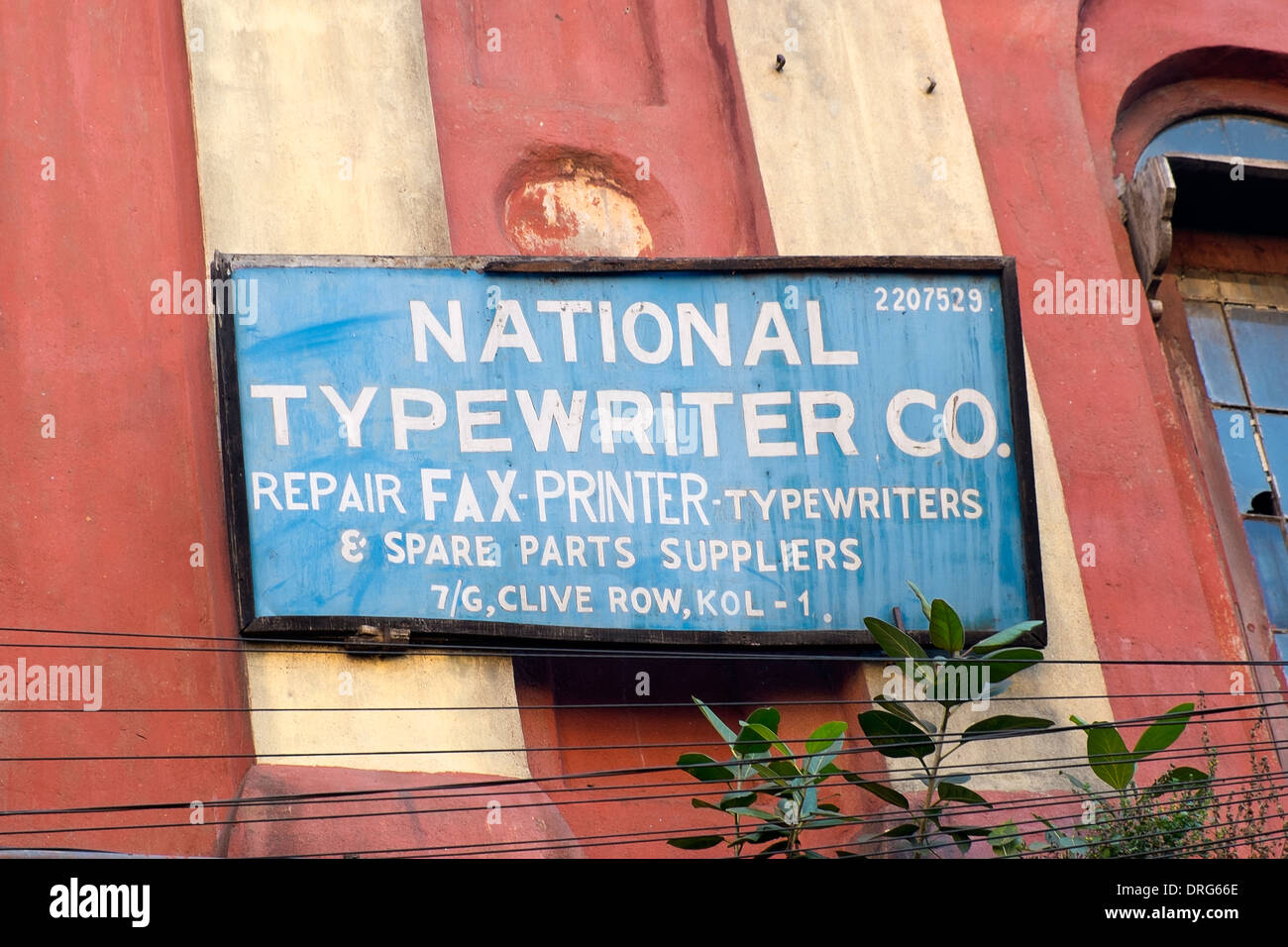 Indien, Kolkata, Westbengalen shop Zeichen Schreibmaschine Werbeleistungen. Stockfoto