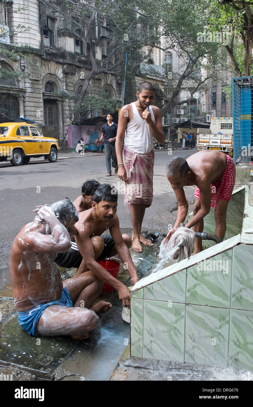 Indien, Westbengalen, Kolkata, am frühen Morgen Aktivität auf einer Straße Stockfoto