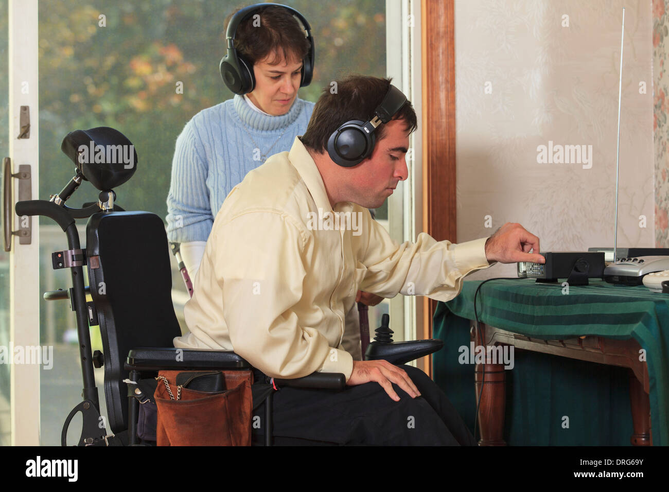 Paar mit Zerebralparese mit Kopfhörer mit ihrem radio Stockfoto
