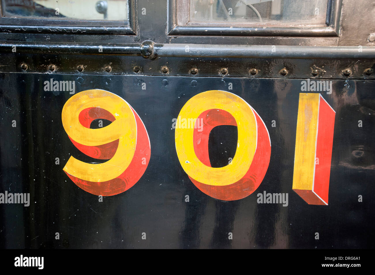 Fahrerhaus und bemalten Anzahl der Eisenbahn Dampflok 901 im Darlington Railway Museum, County Durham. Stockfoto