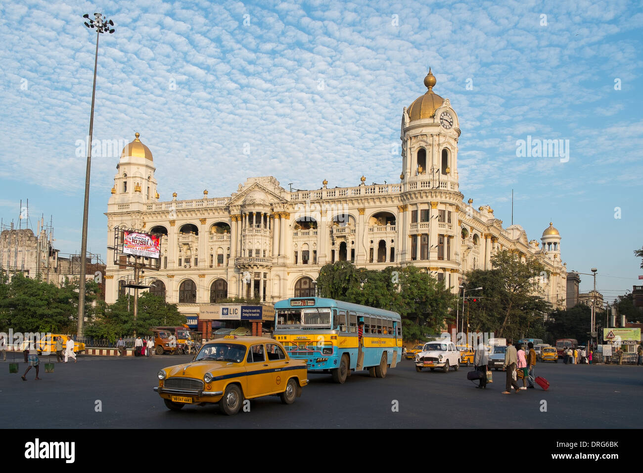 Indien, Westbengalen, Kolkata, Verkehr und koloniale Gebäude Stockfoto